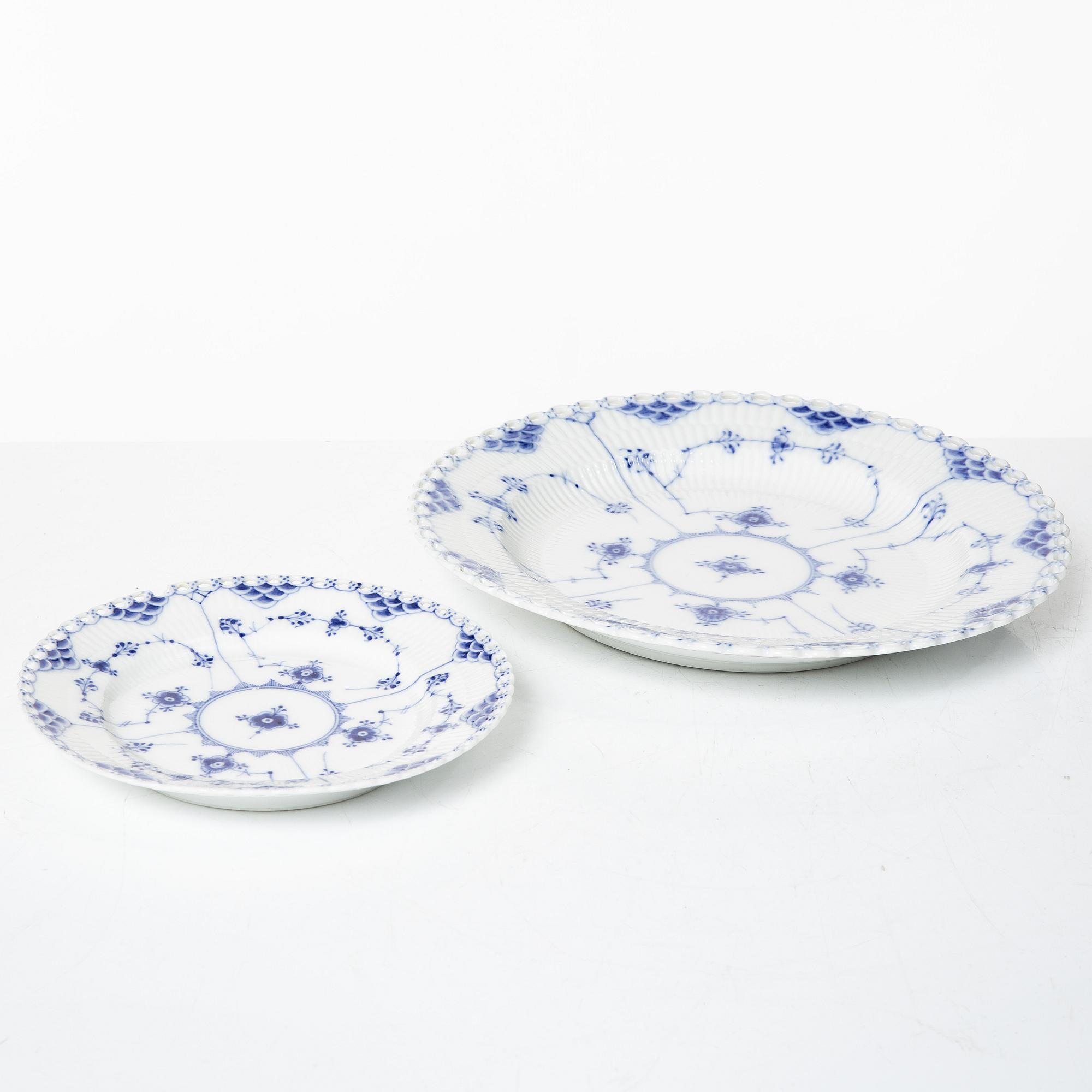 Mat- och kaffeservis, 65 delar, porslin, "Musselmalet", Royal Copenhagen, Danmark.