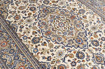 A carpet, Kashan, ca 305 x 205 cm.