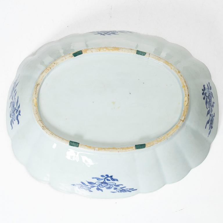 Stekfat, porslin. Qingdynastin, Qianlong (1736-95).