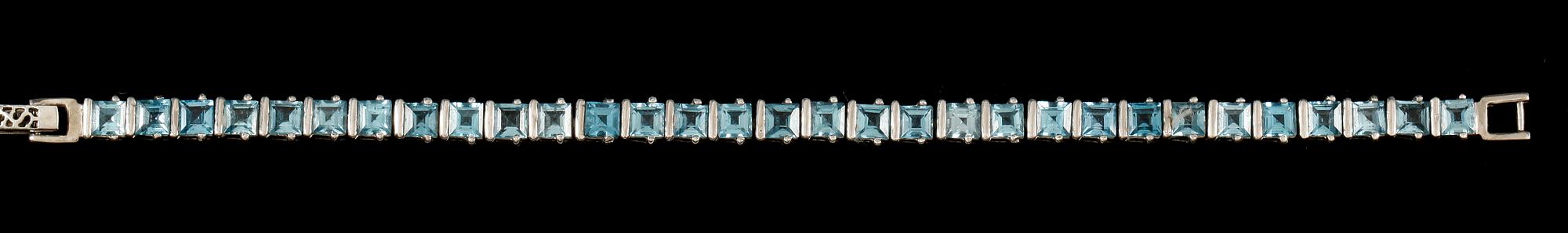 ARMBAND, silver samt 31 prinsesslipade topaser. Vikt ca 18,9 gram.