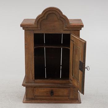 A wall cabinet, 18th/19th century.