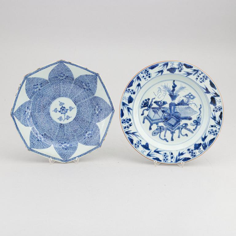 Two Chinese blue and white porcelain plates, Qing dynasty, Qianlong (1736-1795).