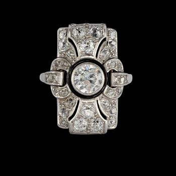 RING, 14k vitguld med en äldre briljantslipad diamant, ca 1.00 ct samt 30 mindre totalt ca 1.15 ct. Vikt 7 g.