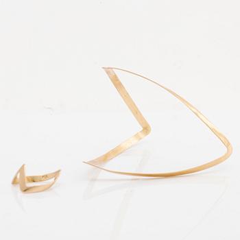 BANGLE aand RING, 14K gold, 14,3 g.