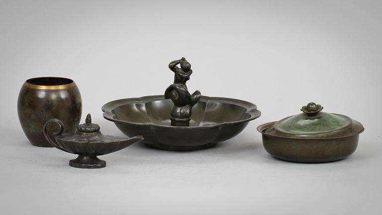 SKÅLAR, 2 st, VAS samt OLJELAMPA, Just Andersen, Danmark, 1900-talets första hälft.