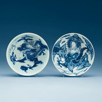 1727. Two blue and white bowls, Qing dynasty, 18th Century with Yongzheng six character mark to base.