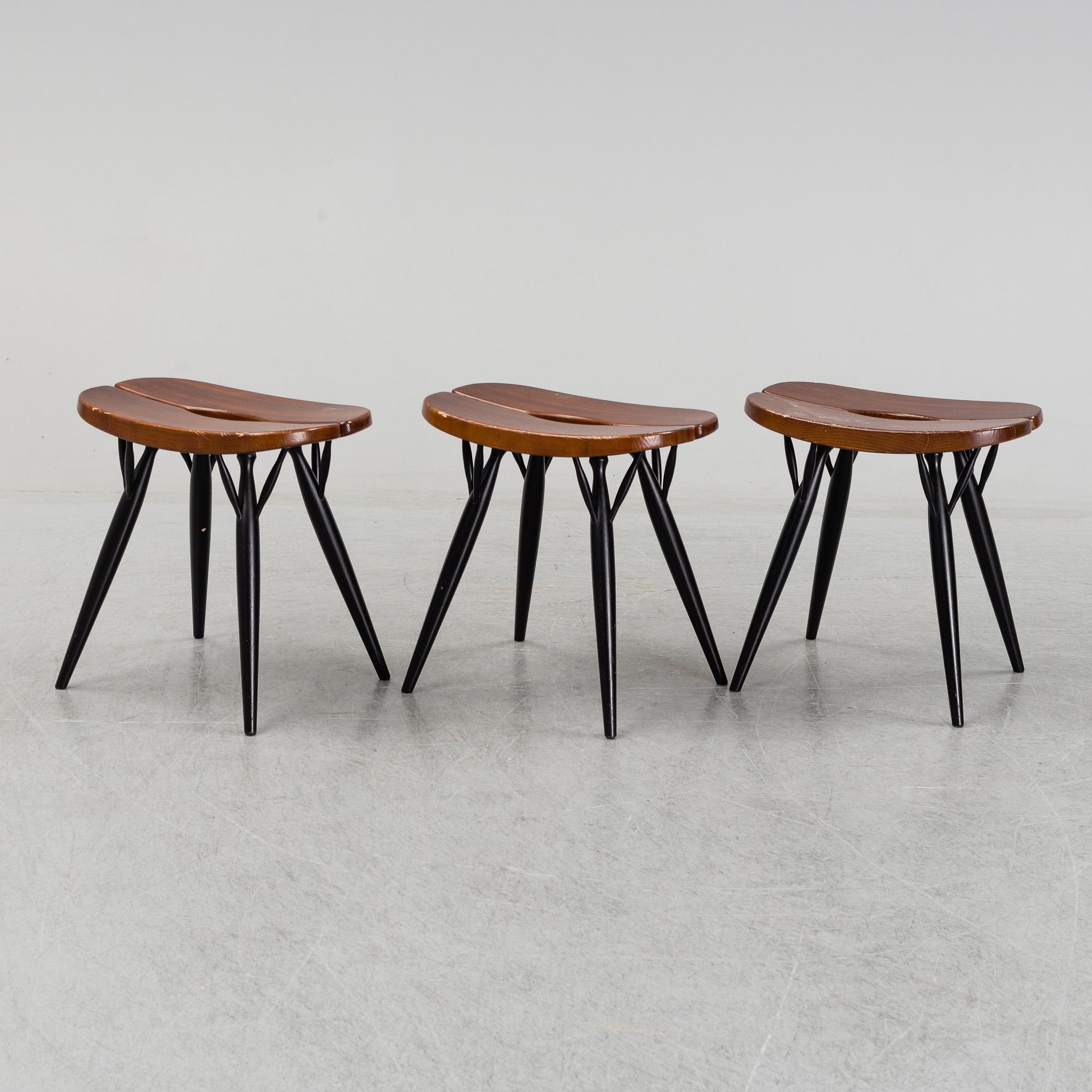 ILMARI TAPIOVAARA, pallar, a set of three "Pirkka" stools, Artek, Finland.