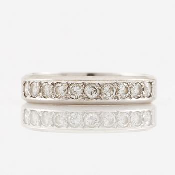 Ring 18K vitguld med runda briljantslipade diamanter.