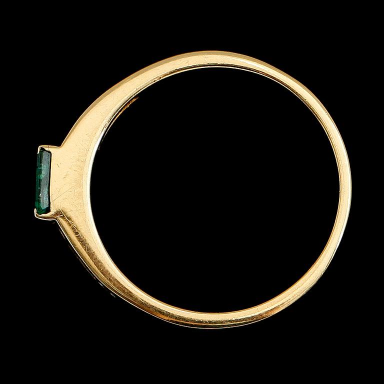 RING, 18 k guld, smaragd och baguettslipade diamanter.