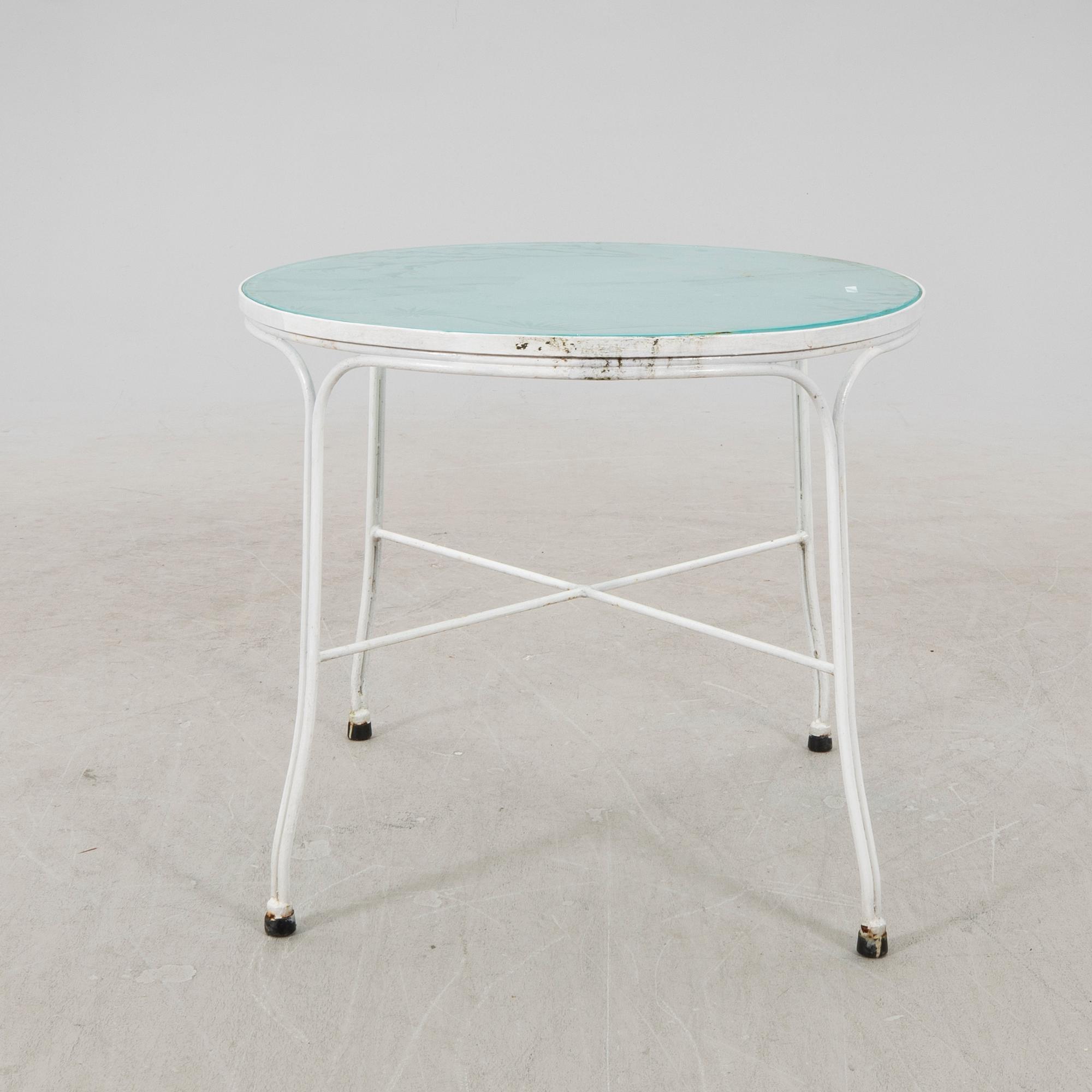 A tabe and two chairs from Byarum later part of the 20th century.