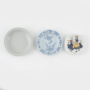 A set of 16 coasters, porcelaine, Rörstrand, Sweden.