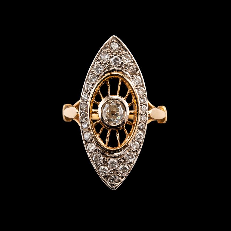 A RING, brilliant- and old cut diamonds c. 0.80 ct. 18K gold. Mid 1900 s. Size 17, weight 4,5 g.