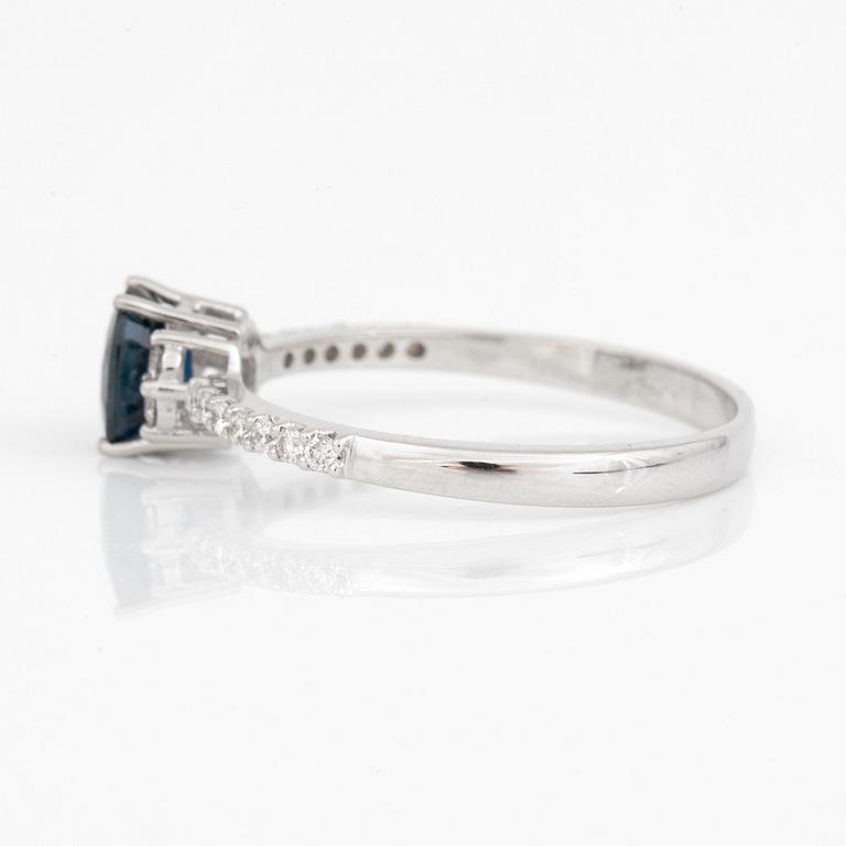 RING, Med fasettslipad safir ca 0.78 ct och diamanter totalt ca 0.15 ct.