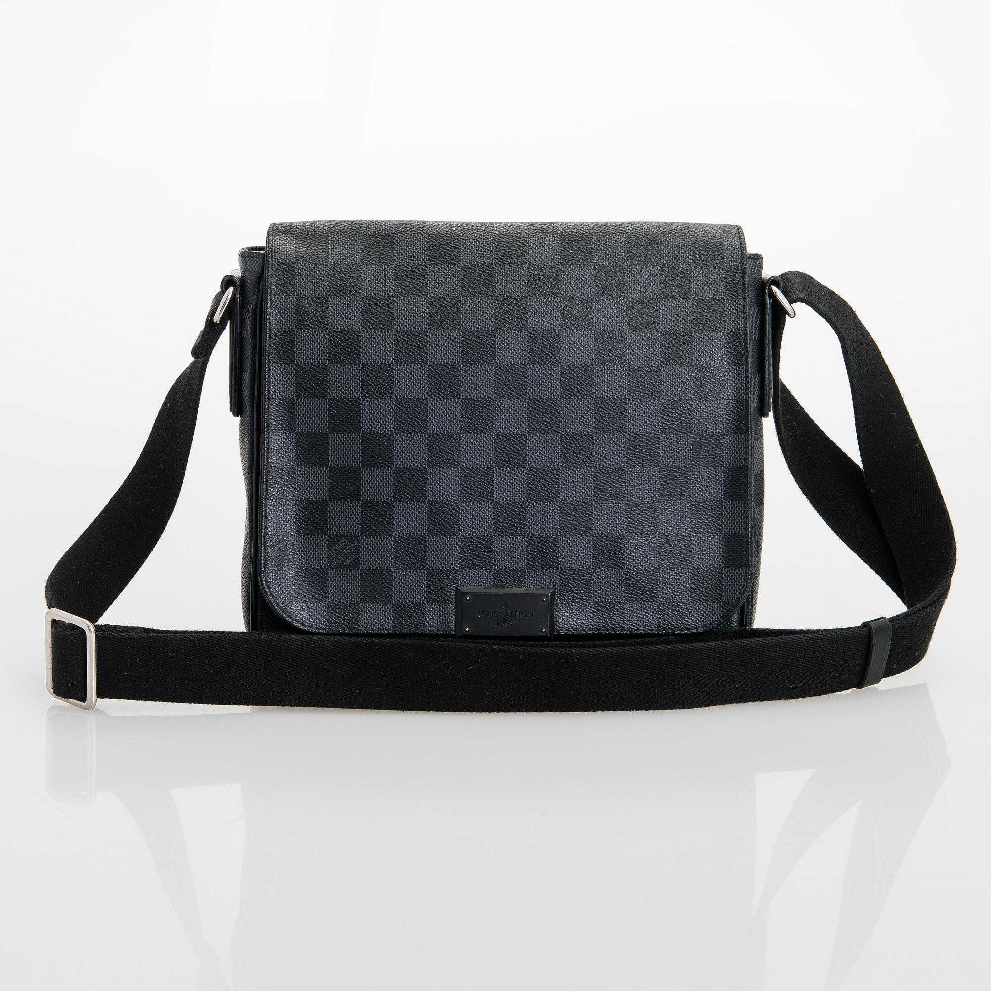 Louis Vuitton, "District PM Messenger", väska.