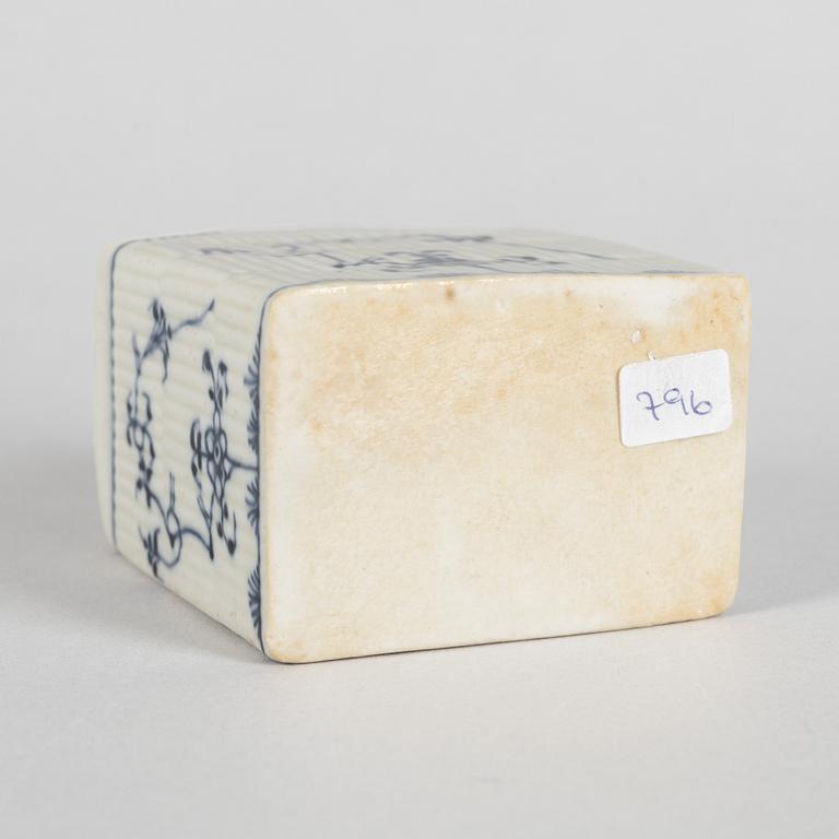 A blue and white porcelain tea caddy, around 1800.