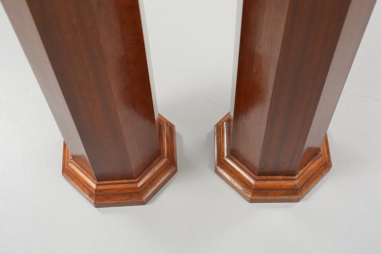 PIEDESTALER, ett par, senjugend, 1900-talets första hälft.