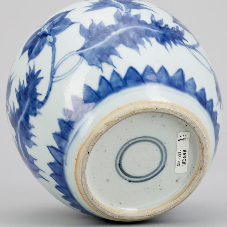 A blue and white jar, Qing dynasty, Kangxi (1662-1722).