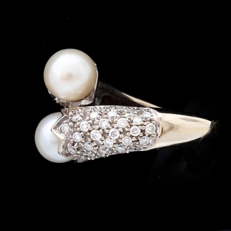 Ring 18k whitegold 2 cultured Pearls approx 7 mm and brilliant-cut diamonds approx 1 ct in total, size approx 54,5.