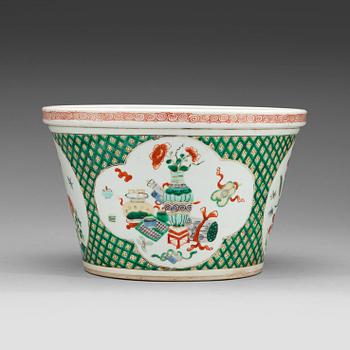 158. KRUKA, porslin, famille verte, Qingdynastin 1800-tal.