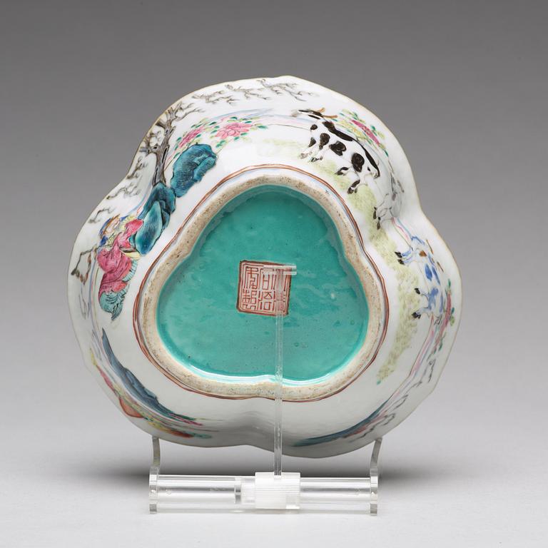 A famille rose bowl, Qing dynasty, circa 1900.