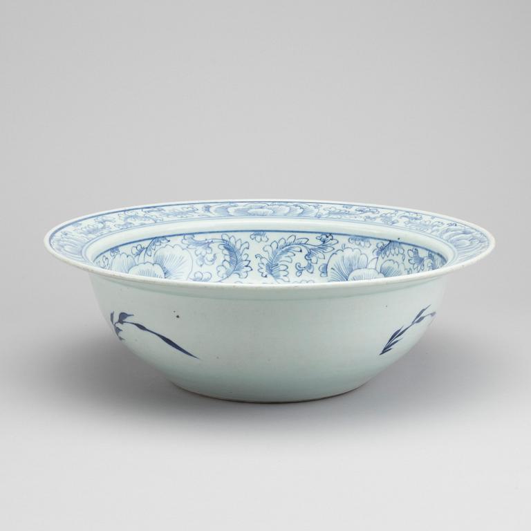 WASH BASIN, porcelain, China, 19th century.