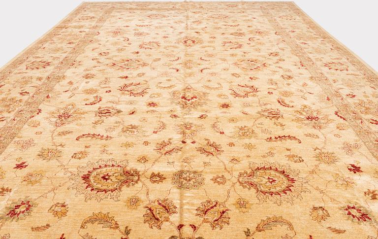A Peshawar/Lahore carpet, ca 602 x 397 cm.
