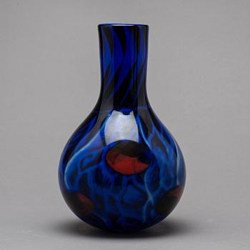 AN EVA ENGLUND ORREFORS GALLERY GLASS VASE 1988.