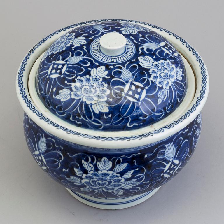 A large Chinese blue and white porcelain tureen with cover, Qing dynasty, 19th century.