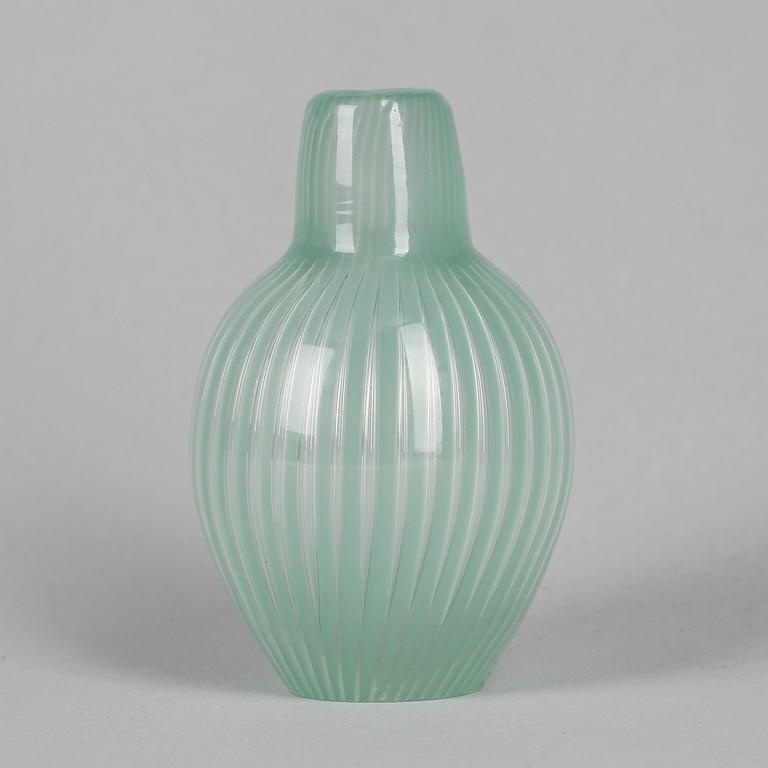 VAS, glas, Ariel, Edvin Öhrström Orrefors. Signerad.