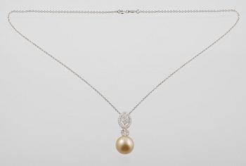 HÄNGE, 18K vitguld med odlad South Sea pärla samt briljantslipade diamanter 0.95 ct. Vikt 9,1 gram.