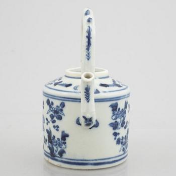 A porcelain teapot, China, Qing dynasty, 18-th century.