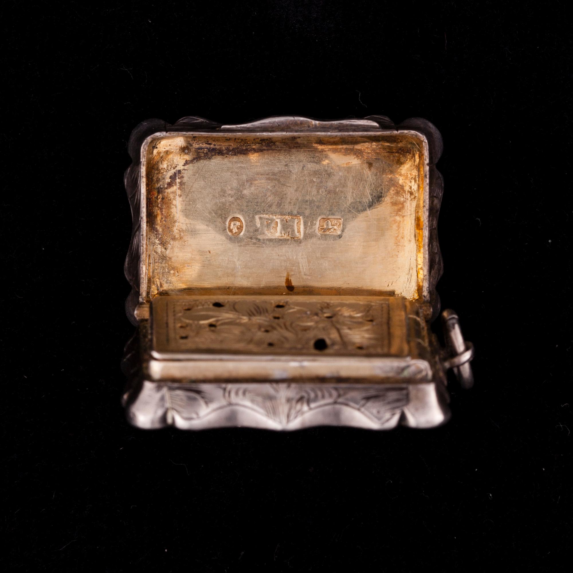 HÄNGE / DOFTDOSA, sterling silver, Sheffield, 1800-tal, luktdosa. graverat dekor.