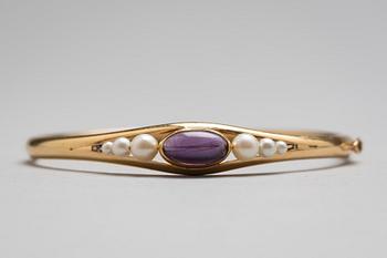ARMBAND, 18 k guld med cabochonslipad ametist samt odlade pärlor, Alton, Falköping, 1966. Vikt ca 9 gram.