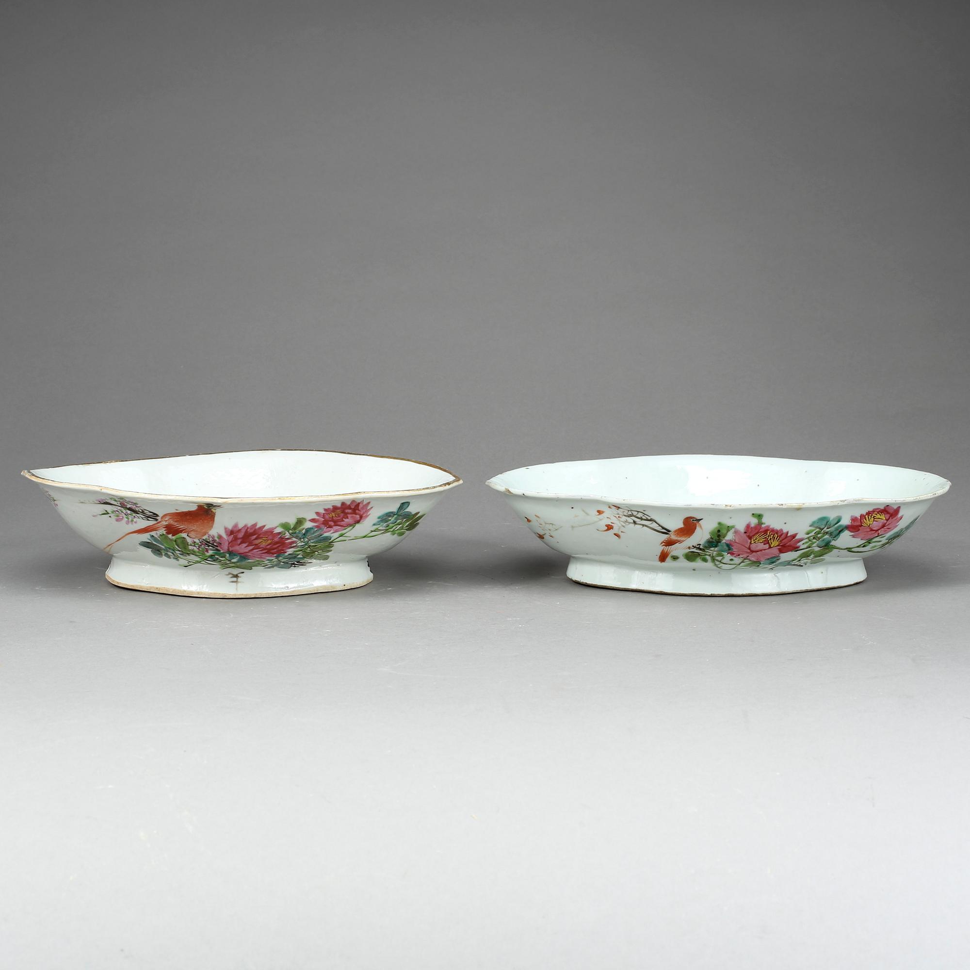 SKÅLAR, 2 st snarlika. Porslin, Kina. 1800-tal.