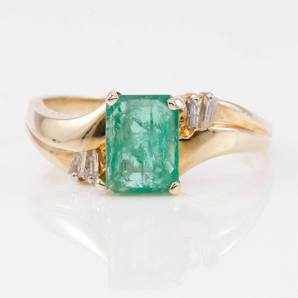 RING, 14K guld, diamanter tot ca 0.10 ct. och smaragd 1.00 ct.
