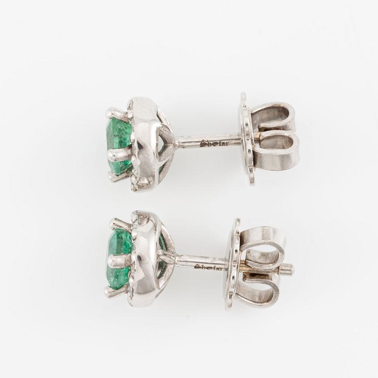 Earrings 14K white gold with emeralds and brilliant-cut diamonds.