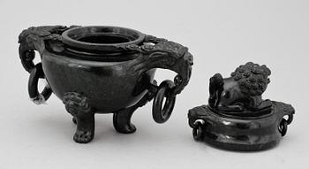 RÖKELSEKAR, med lock, sten. Kina, 1900-tal.