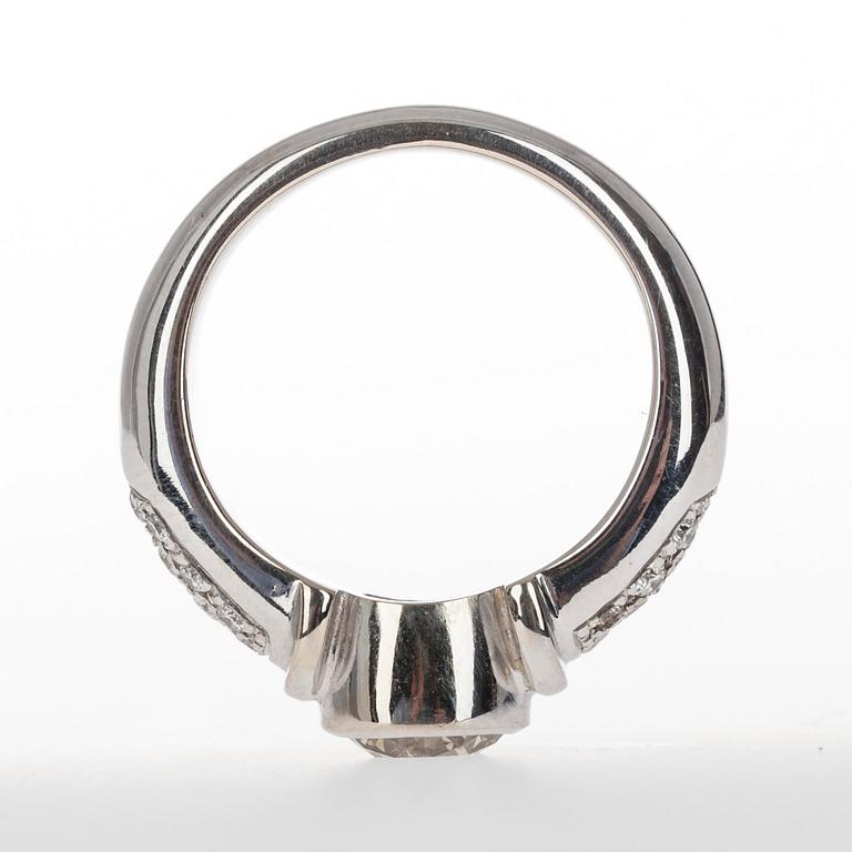RING, vitguld 18K, briljantslipade diamanter. Mittstenen 1,21 ct, sidostenar tot. 0,30 ct. Vikt 9,9 g.