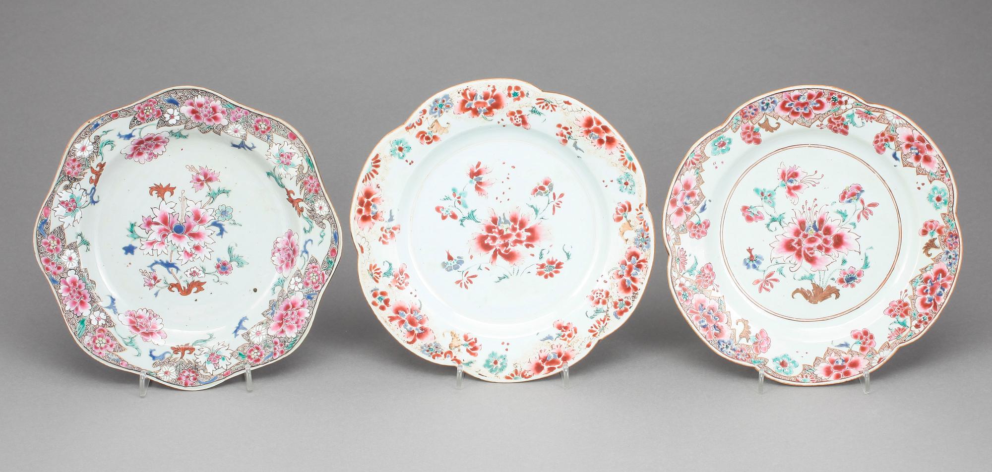 TALLRIKAR, 12 st snarlika, porslin, Qingdynastin Qianlong (1736-95).
