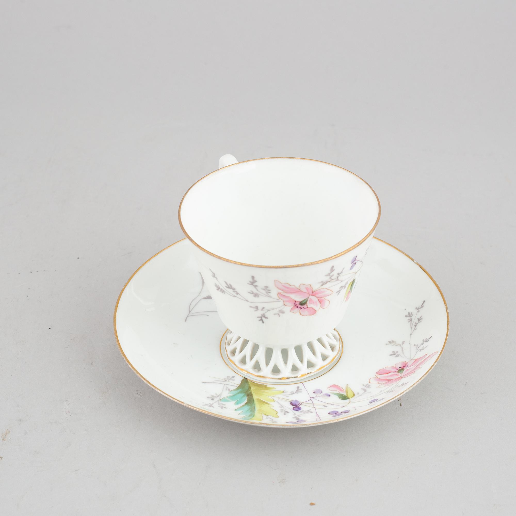 Eight porcelain coffeecups with saucers, Kusnetsov, Russia, around 1900.