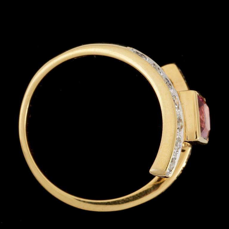 RING, 18k guld turmalin med små briljantslipade diamanter. Vikt ca 4,9 gram.
