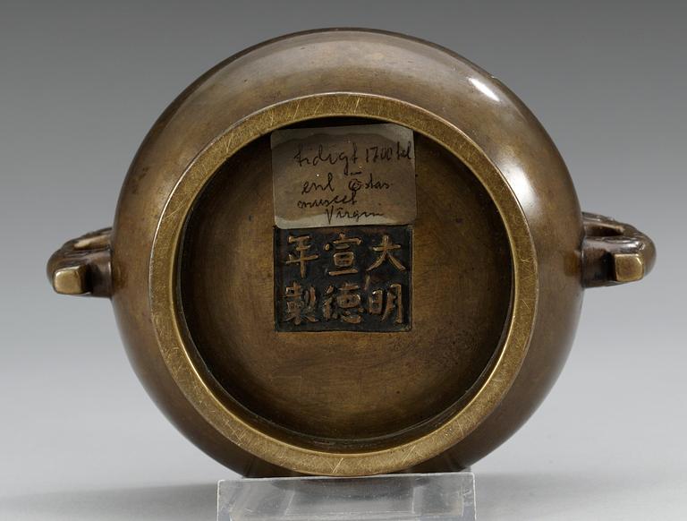 RÖKELSEKAR, brons. Qing dynastin, 1700-tal med Xuandes sex karaktärers märke.
