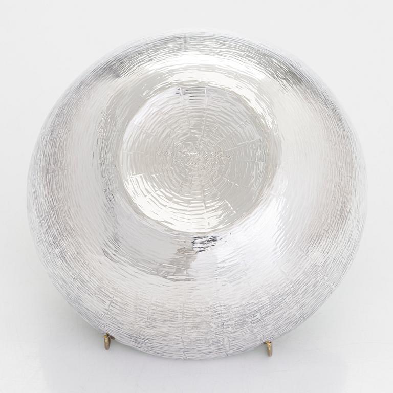 Eva Hidström, skål, sterling silver och emalj, Kultakeskus, Tavastehus 1976.