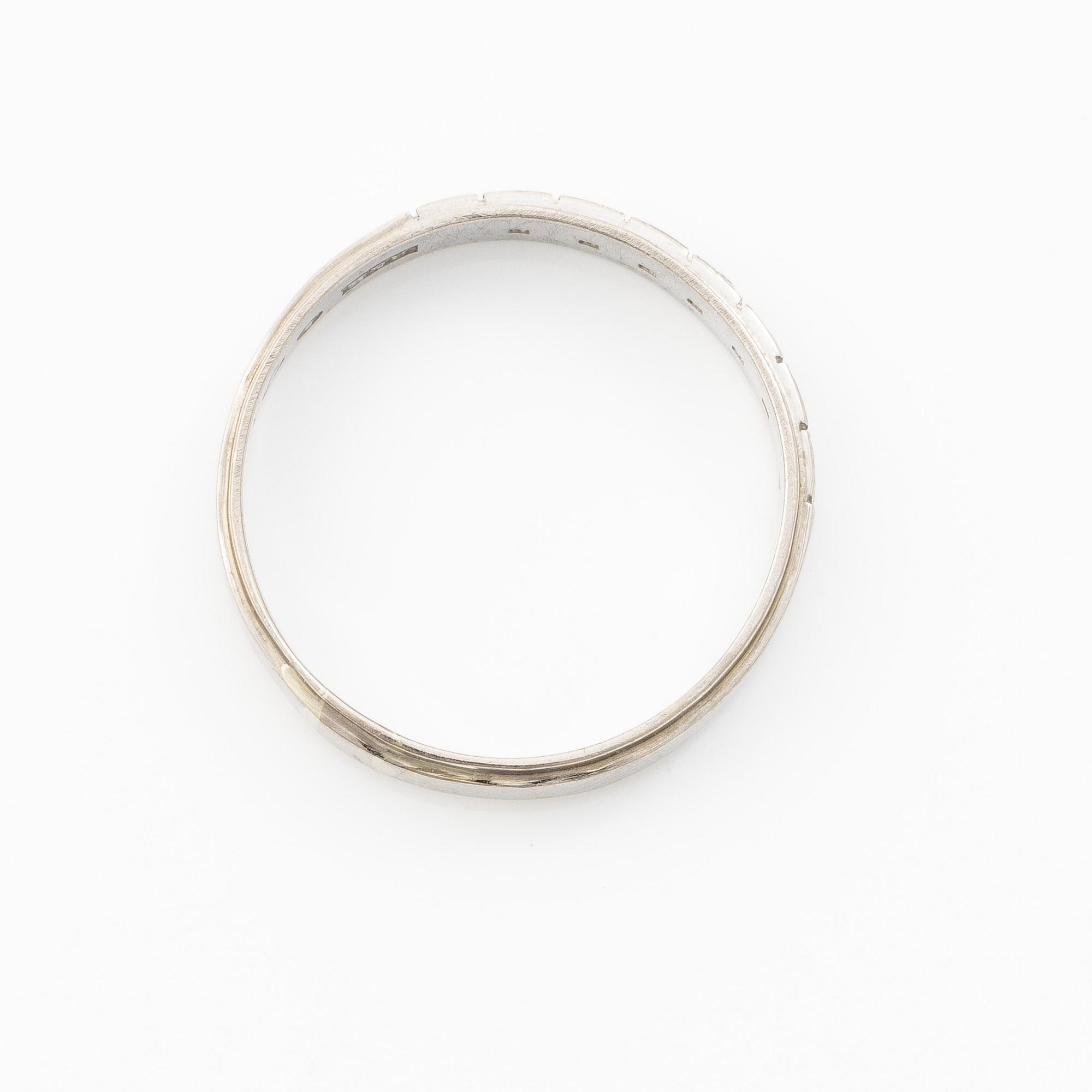 Ring halvallians 18K vitguld med små åttkantslipade diamanter.