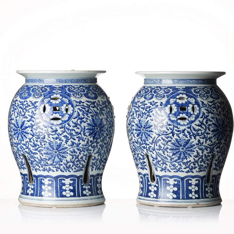 A pair of blue and white garden seats, Qing dynasty, 19th century.