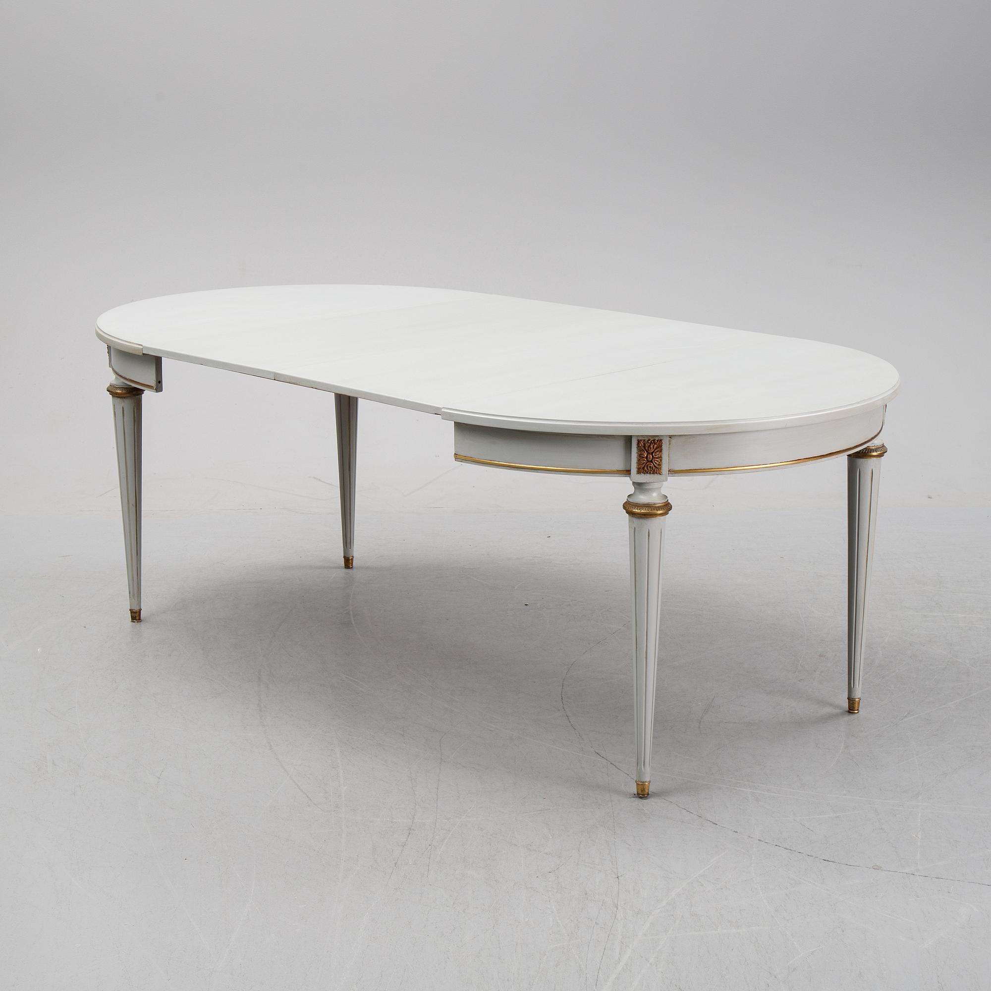 Matbord, gustaviansk stil, 
1900-talets andra hälft. Två iläggsskivor medföljer.
