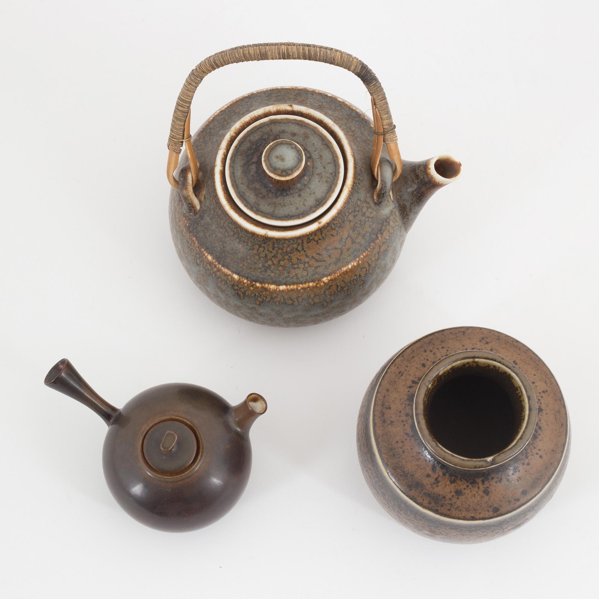 Carl-Harry Stålhane, two stoneware teapots and a bowl, Rörstrand.
