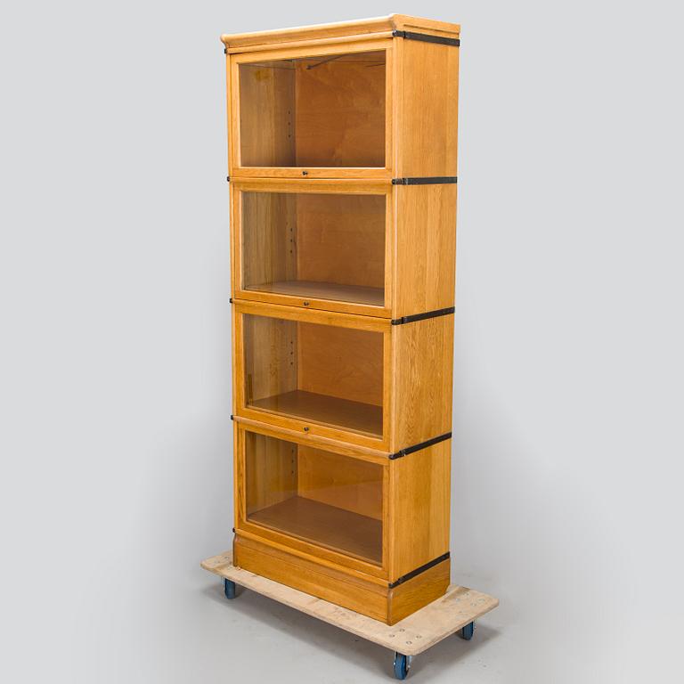 Kirjahylly / Kirjakaappi, Billnäs, 1900-luvun alkupuoli.