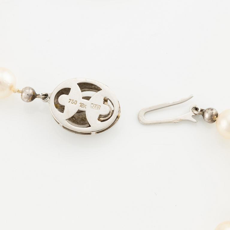 Necklace with cultured pearls, clasp in 18K gold with octagon-cut diamonds.