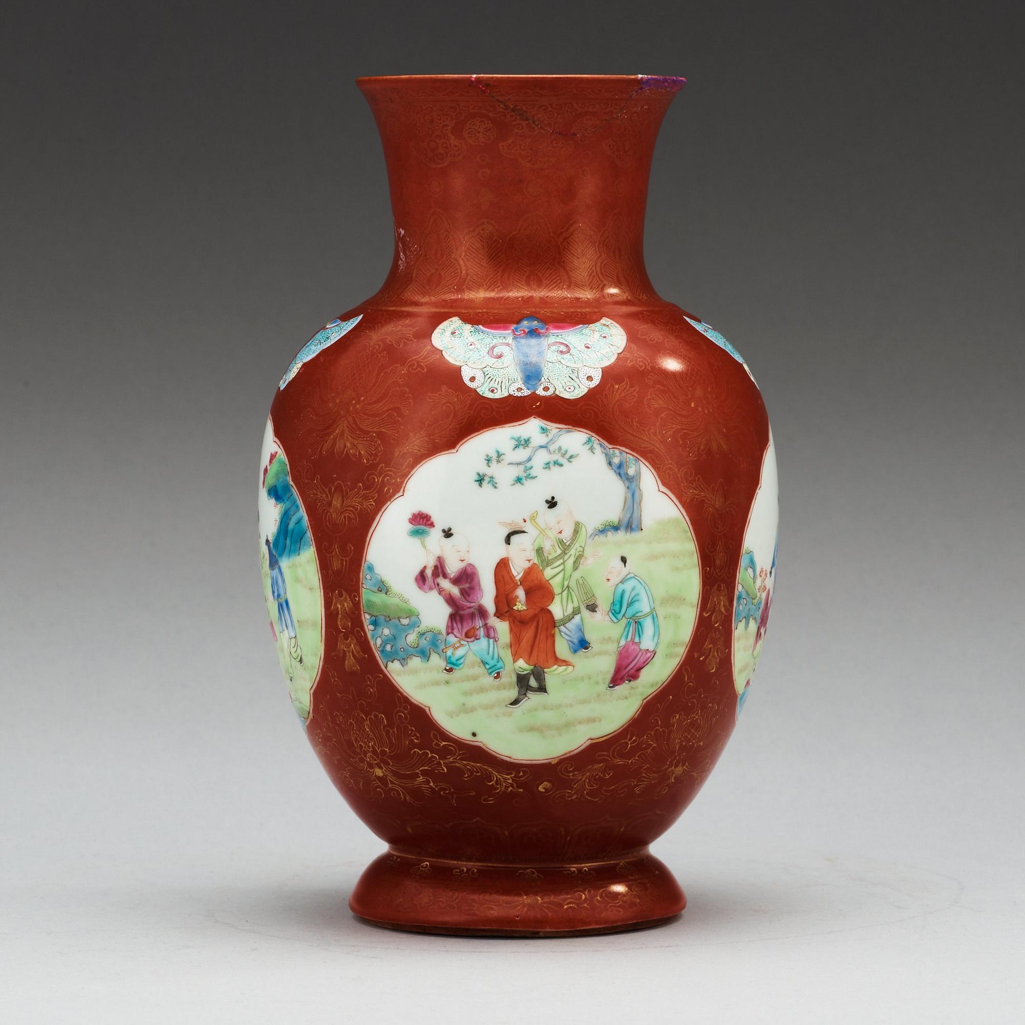 A famille rose vase, late Qing dynasty.